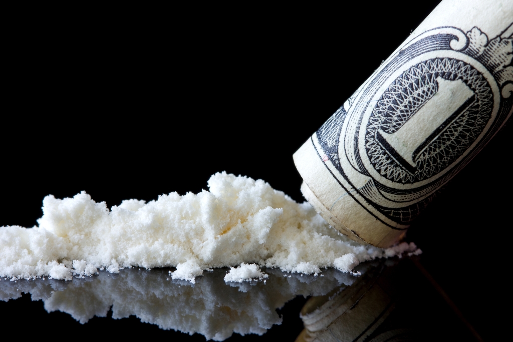 Kokain se popularno koristi u formi belog praha koji se unosi ušmrkavanjem. 