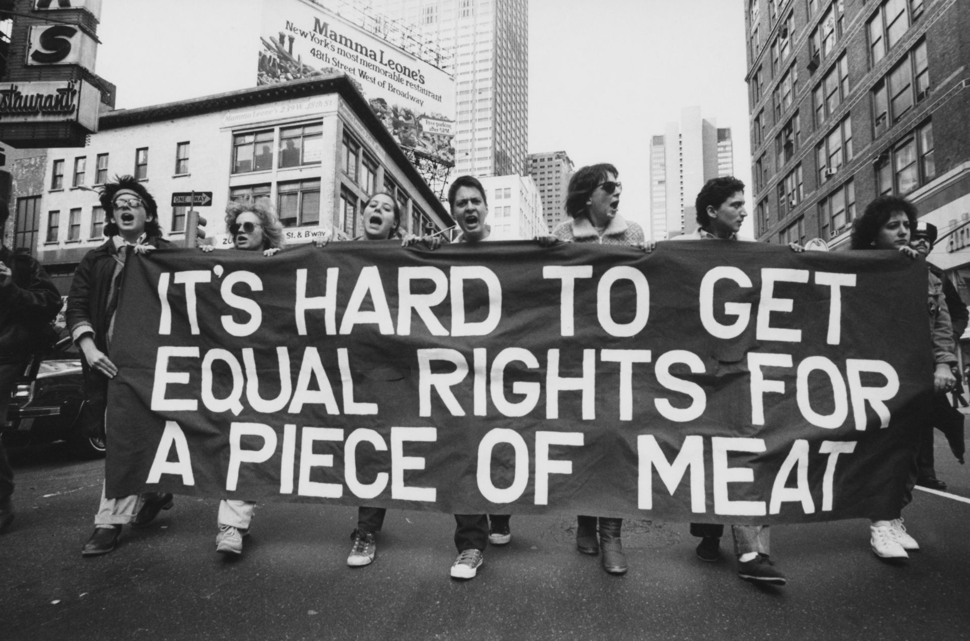 Protest žena koje nose slogan "Teško je izboriti jednaka prava za parče mesa" tokom demonstracija za prava žena u Njujorku, 1975. godine. (Photo: Jill Freedman/Getty Images)